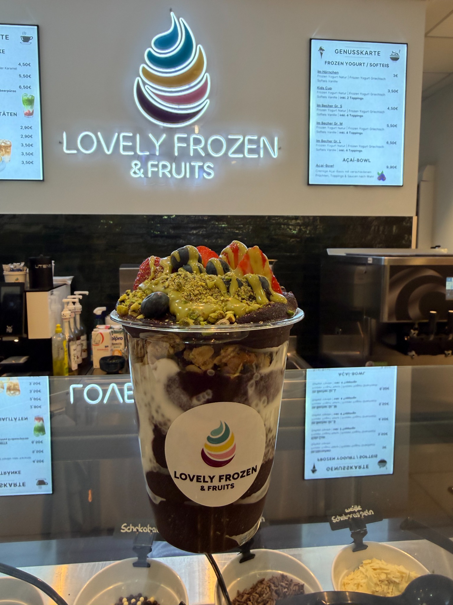Açaí Bowl vor unserer Theke und dem leuchtenden Lovely Frozen & Fruits Logo im City Center Gladbeck